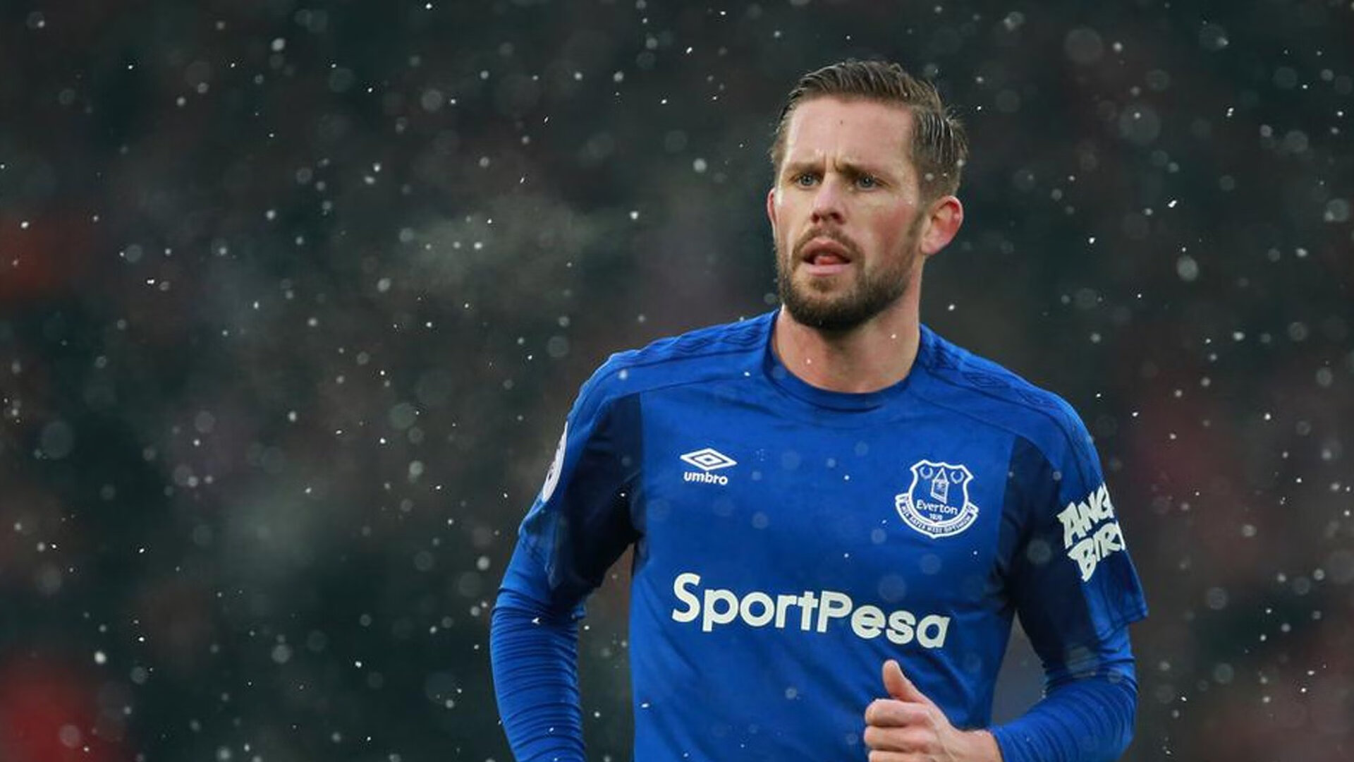 足球赛事中球员受伤事件牵动球迷心.，足球球员受伤图片